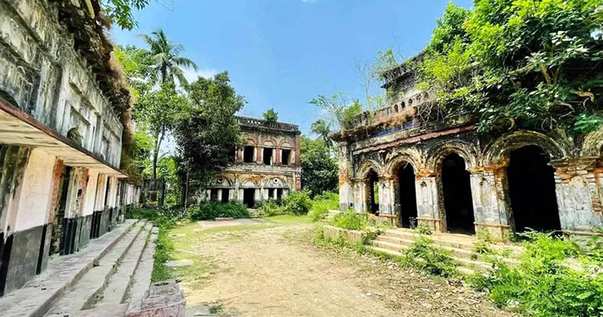 ঐতিহ্য হারাচ্ছে ফেনীর প্রতাপপুর জমিদার বাড়ি