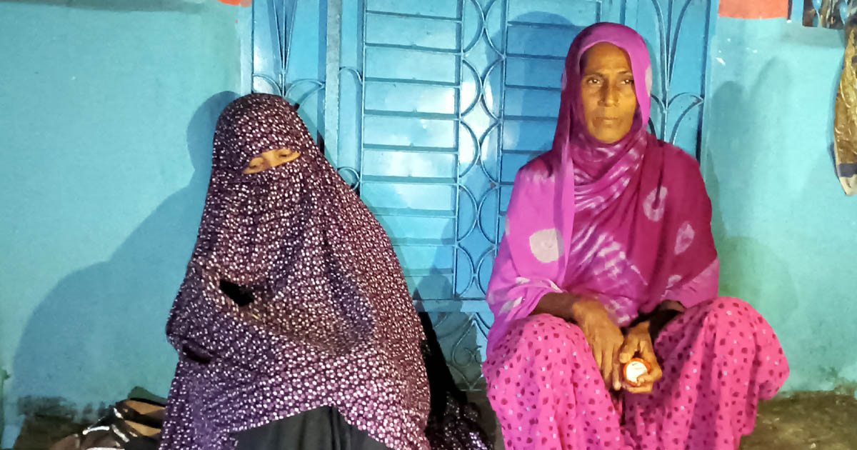 নাটোরে বৈধ স্বামী স্বীকৃতির দাবিতে অনশন