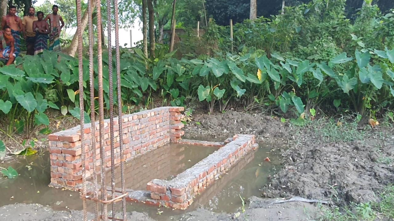 হোসেনপুরে কবর ঘেঁষে টয়লেট নির্মাণে স্থানীয়দের তীব্র ক্ষোভ