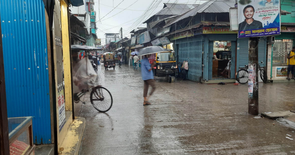 টানা বর্ষণে বরগুনায় বিপর্যস্ত জনজীবন: ভোগান্তির শেষ নেই খেটে খাওয়া মানুষের