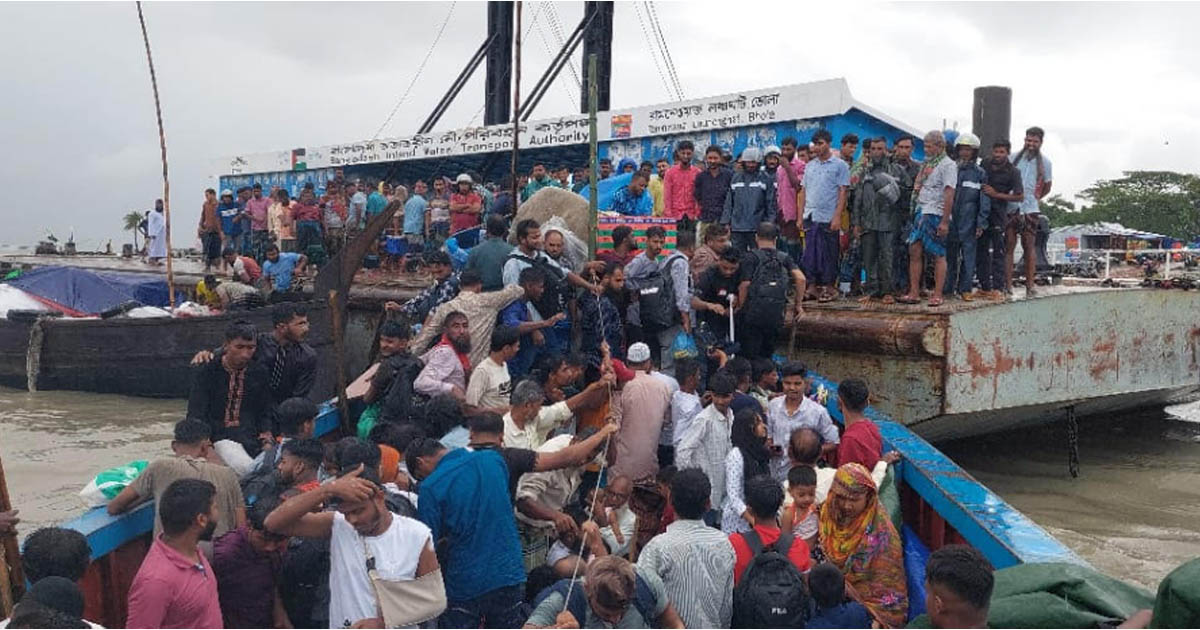 ঝুঁকি নিয়ে নদী পারাপার, মনপুরা ও হাতিয়াগামী লঞ্চ চলাচল বন্ধ