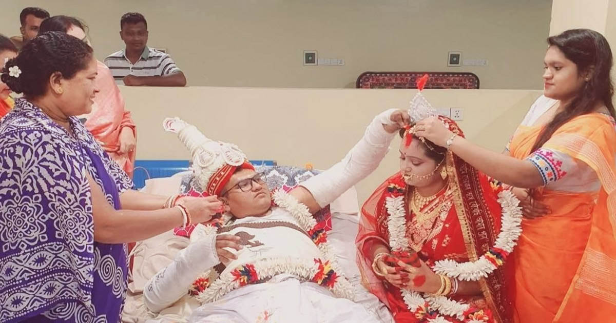 হাসপাতালের বিছানায় শুয়ে প্রেমিকাকে বিয়ে করলেন আনন্দ সাহা
