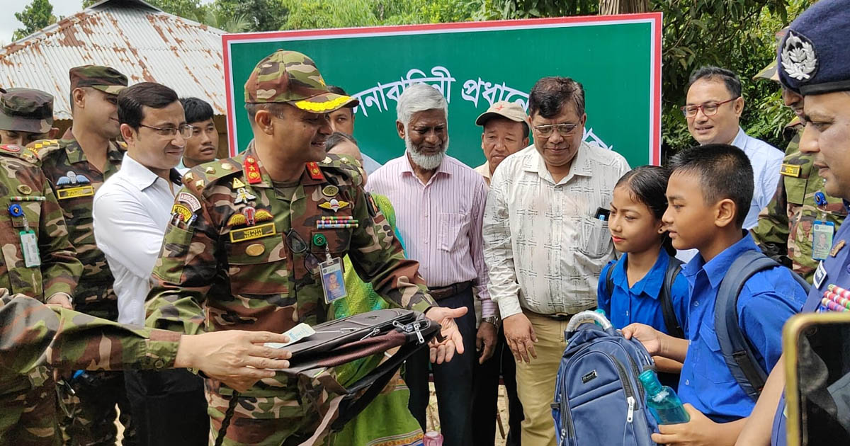 সেনা প্রধানের আন্তরিকতায় দুর্গম দুই পাহাড়ী গ্রামে পৌঁছালো বিশুদ্ধ পানি