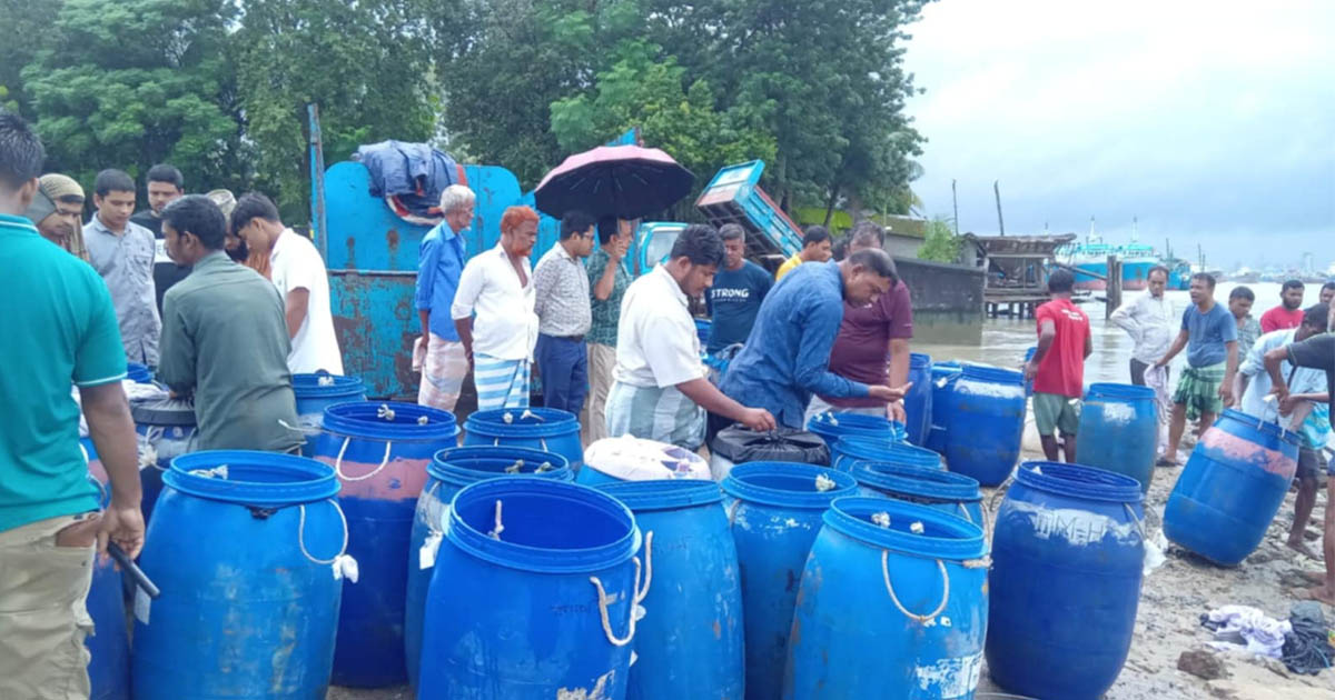 কর্ণফুলীতে ৪৭ ড্রাম বাগদা চিংড়ির পোনা জব্দ