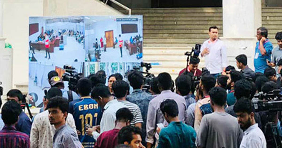 এলইডি স্ক্রিনে ভোট গণনা দেখছেন শিক্ষার্থীরা