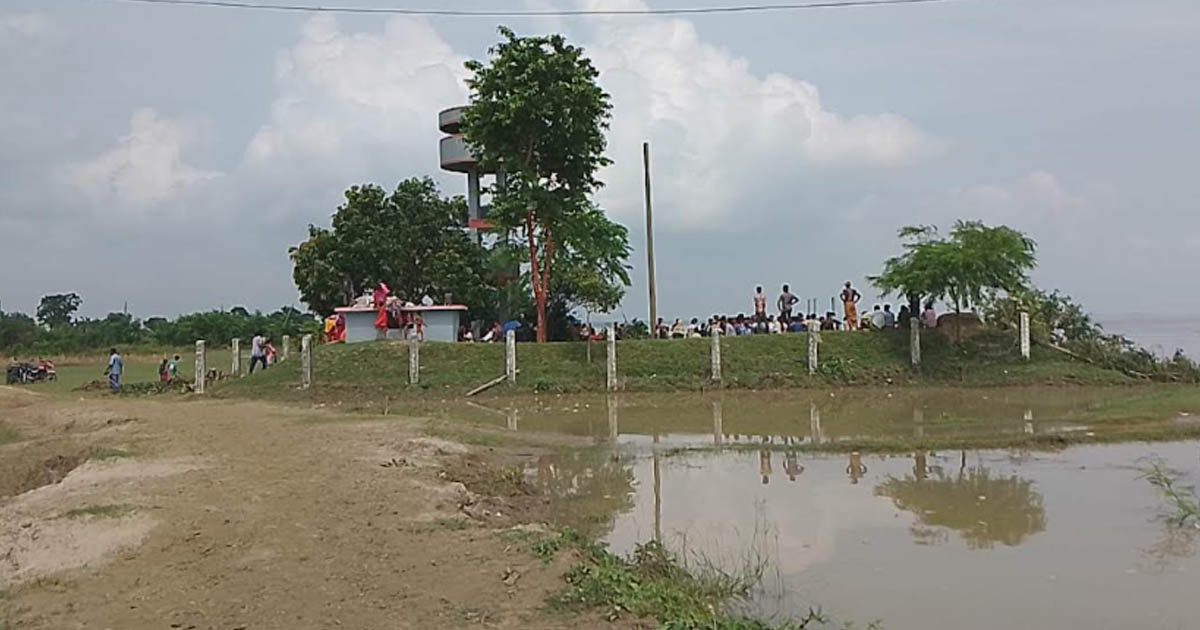পদ্মার ভাঙনে দৌলতপুরে বিজিবি ক্যাম্পের একাংশ বিলীন