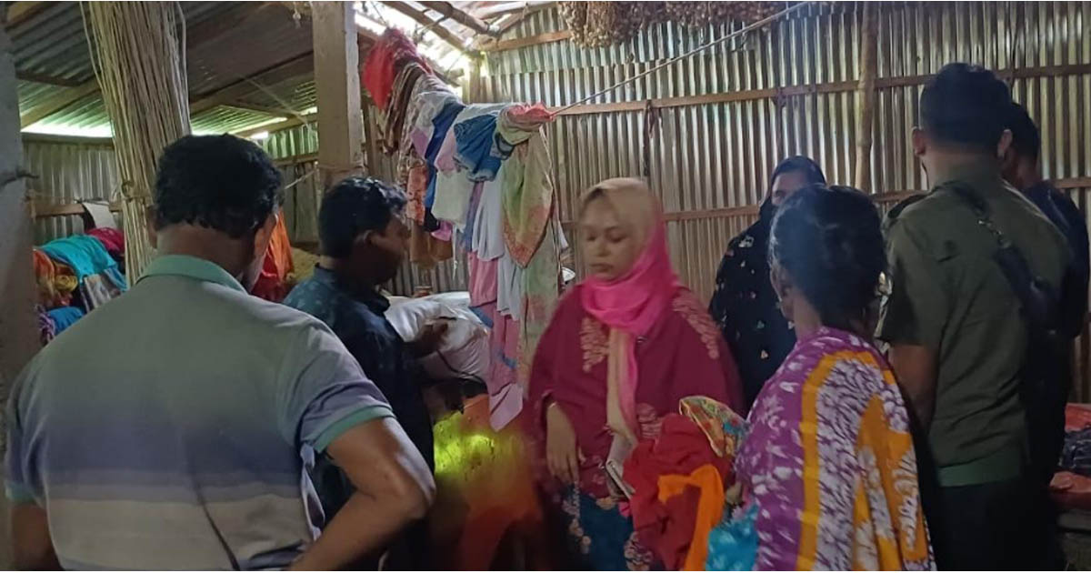 গুরুদাসপুরে মহিলা মেম্বারের বাড়িতে অভিযান, সরকারি চাল ও কার্ড উদ্ধার