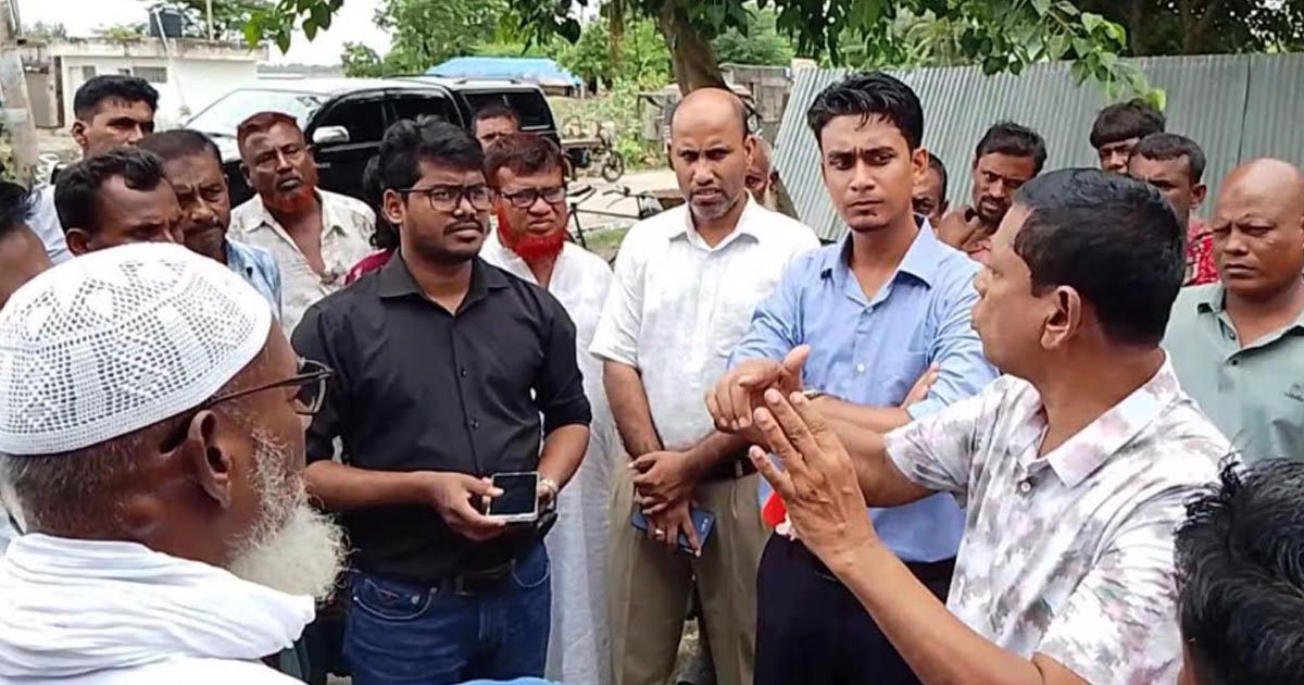 দেবহাটায় ৩০ বছরের জলাবদ্ধতা নিরসন করলেন ইউএনও