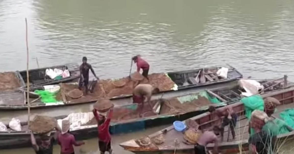 ধোবাউড়ায় নেতাই নদীর বালু লুটপাট থামছে না
