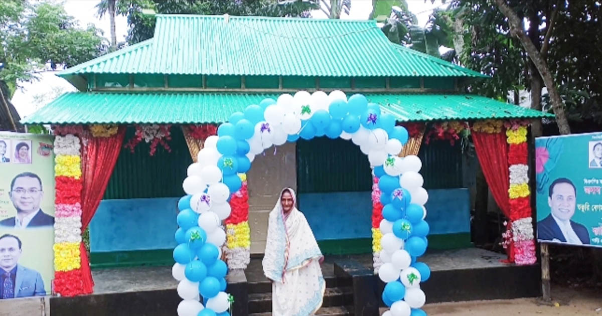 দূর্গাপুরে ৭০ বছর বয়সী অসহায় শুক্কুরি বেগমকে বাড়ি উপহার দিলেন তারেক রহমান