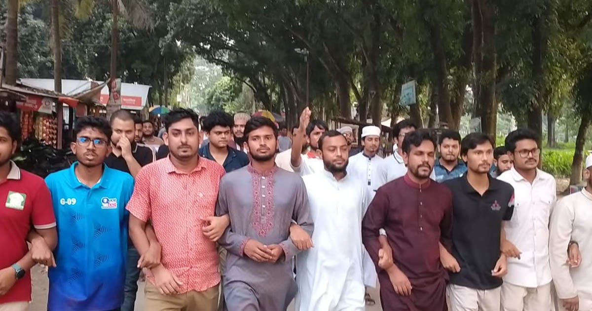 চবি শিক্ষার্থীদের ওপর হামলার প্রতিবাদে ইবি শিক্ষার্থীদের বিক্ষোভ