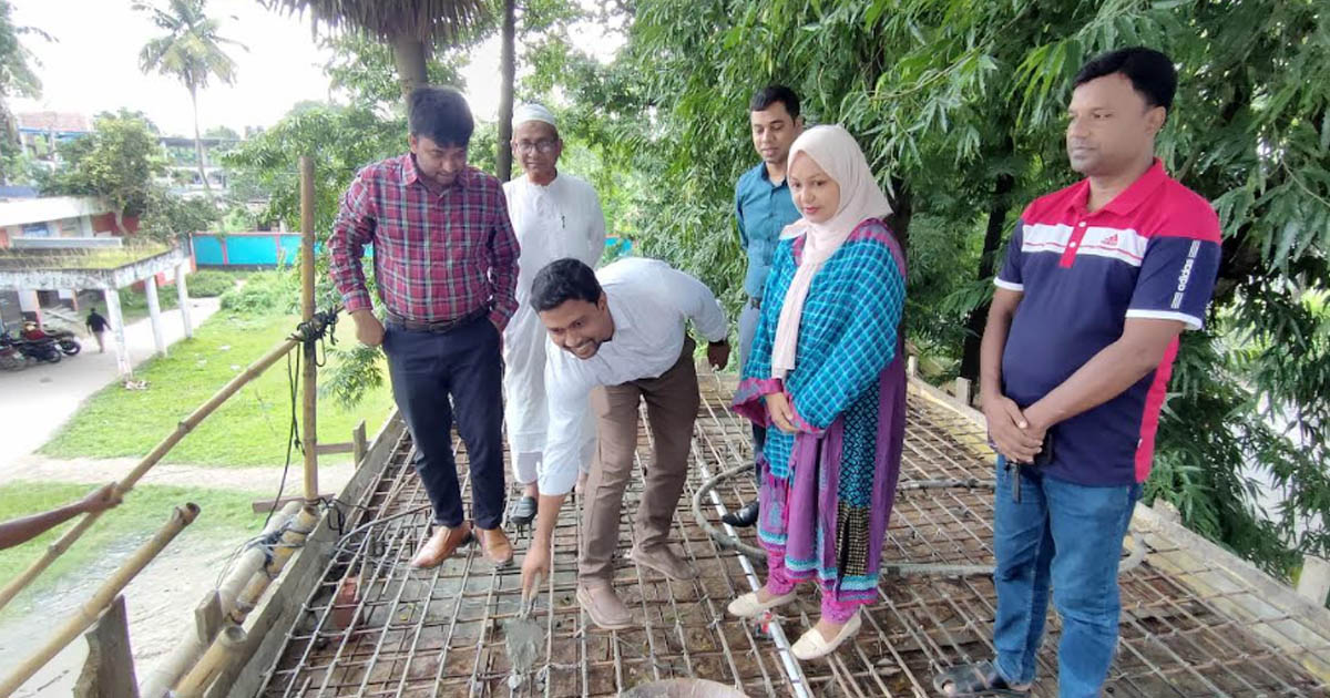 উপজেলা পরিষদের মেইন গেটের নির্মাণকাজ পরিদর্শন করলেন ইউএনও