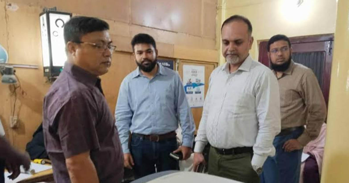 ঢাকা-সিলেট পুরাতন মহাসড়কে ধস, ঝুঁকি নিয়ে যান চলাচল