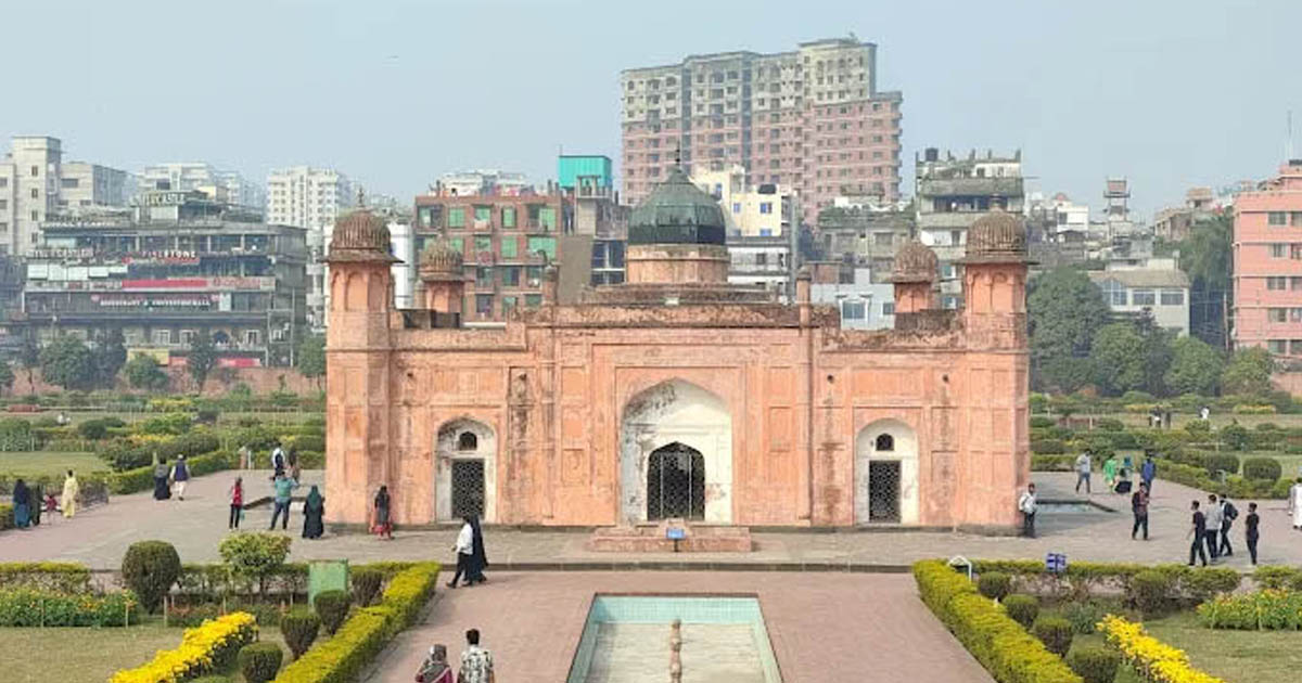 ঢাকার বুকে মুঘল ঐতিহ্যের সাক্ষাৎ লালবাগ কেল্লা