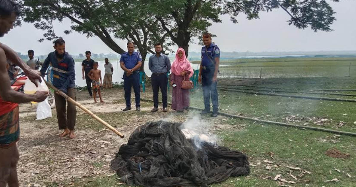 কেন্দুয়ায় উপজেলা প্রশাসনের অভিযানে অবৈধ জাল পুড়িয়ে ধ্বংস