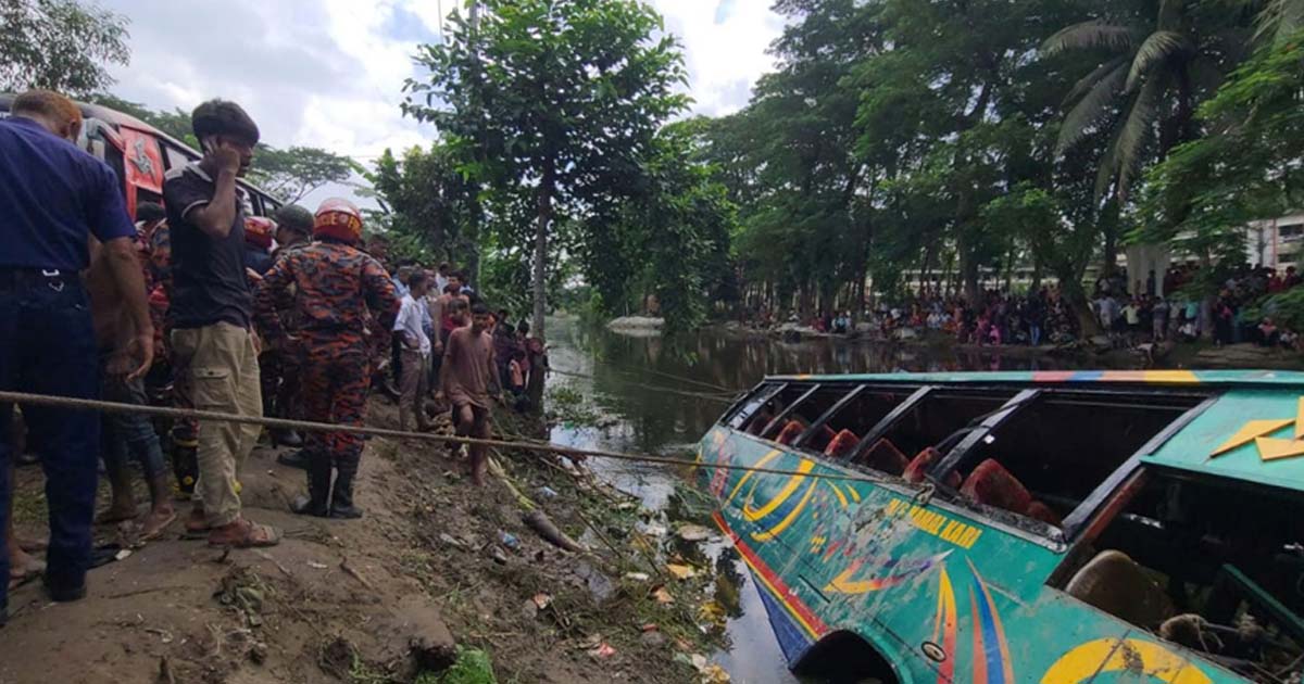 লক্ষ্মীপুরে নিয়ন্ত্রণ হারিয়ে বাস খালে, নিহত ৫