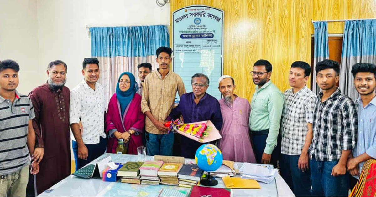 মতলব সরকারি কলেজের অধ্যক্ষের সঙ্গে ছাত্রদলের শুভেচ্ছা বিনিময়