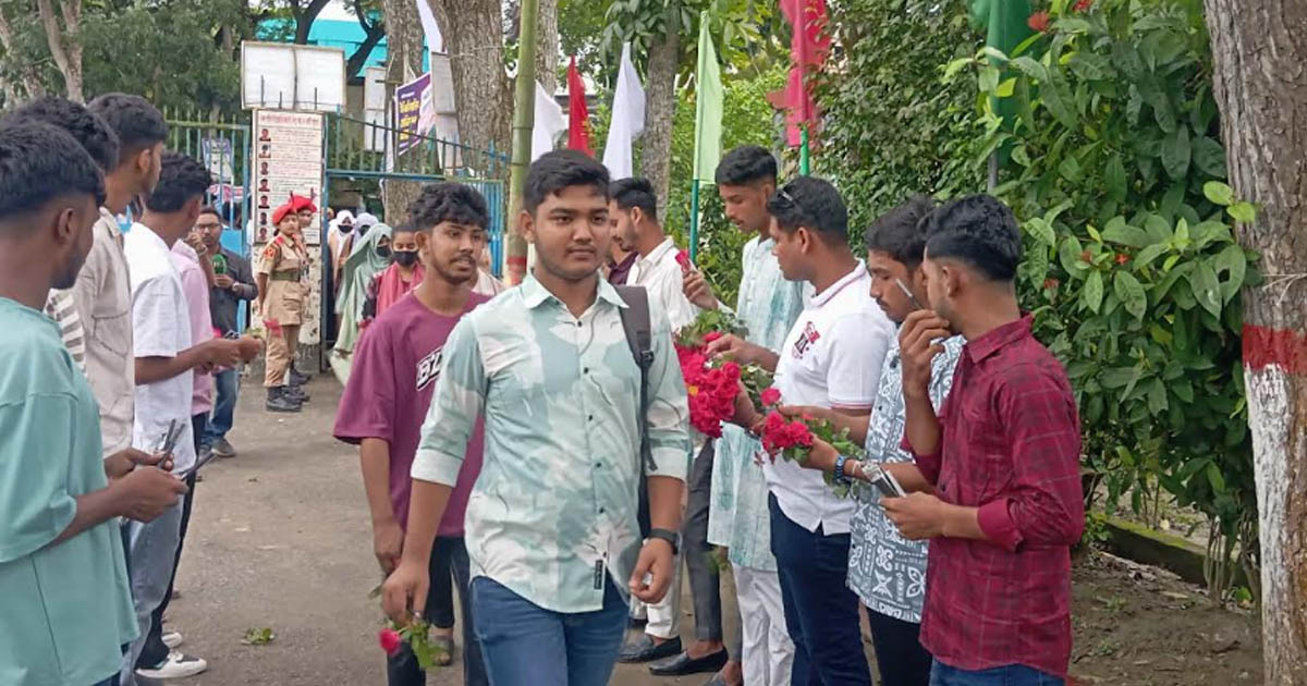 ১৭ বছর পর নবীন শিক্ষার্থীদের ফুল ও শিক্ষা উপকরণ দিয়ে স্বাগত জানালো মসক ছাত্রদল