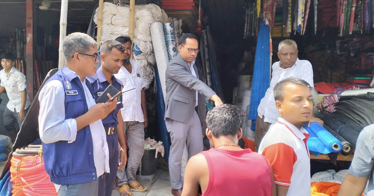মধুপুরে ফুটপাত দখল করে দোকান পরিচালনা: দুই ব্যবসায়ীকে জরিমানা