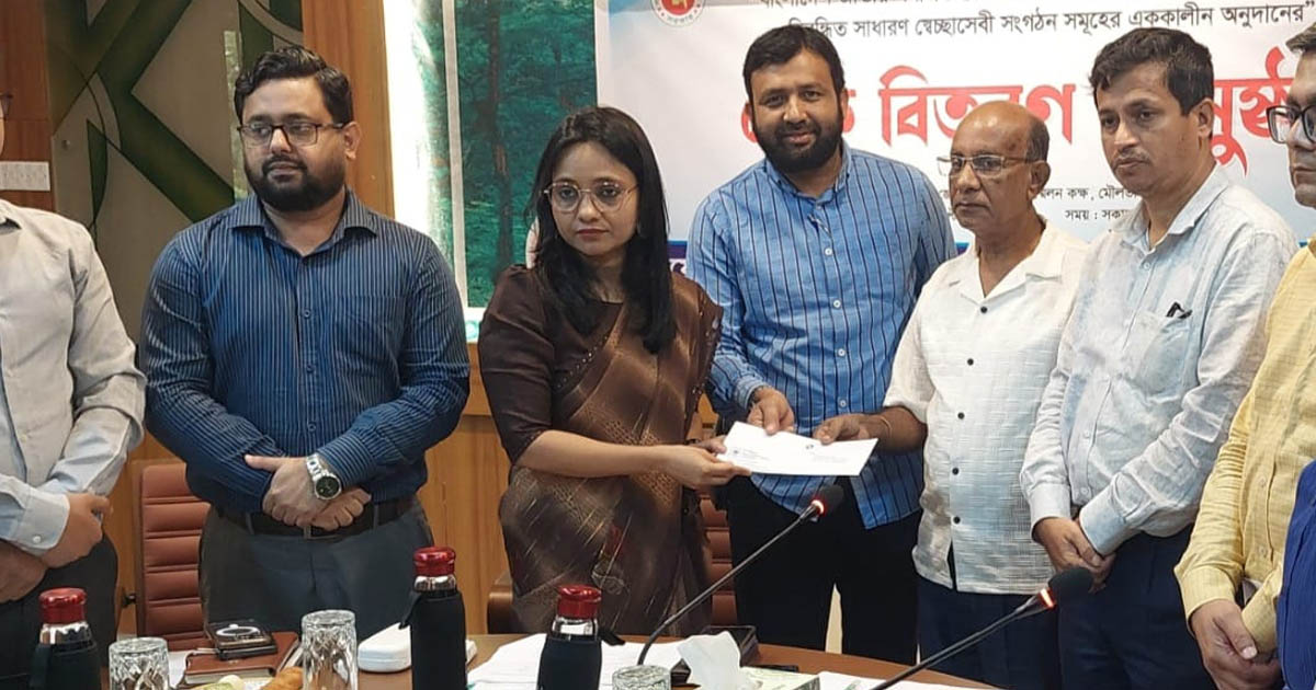 মৌলভীবাজারে স্বেচ্ছাসেবী সংগঠনের মাঝে চেক বিতরণ
