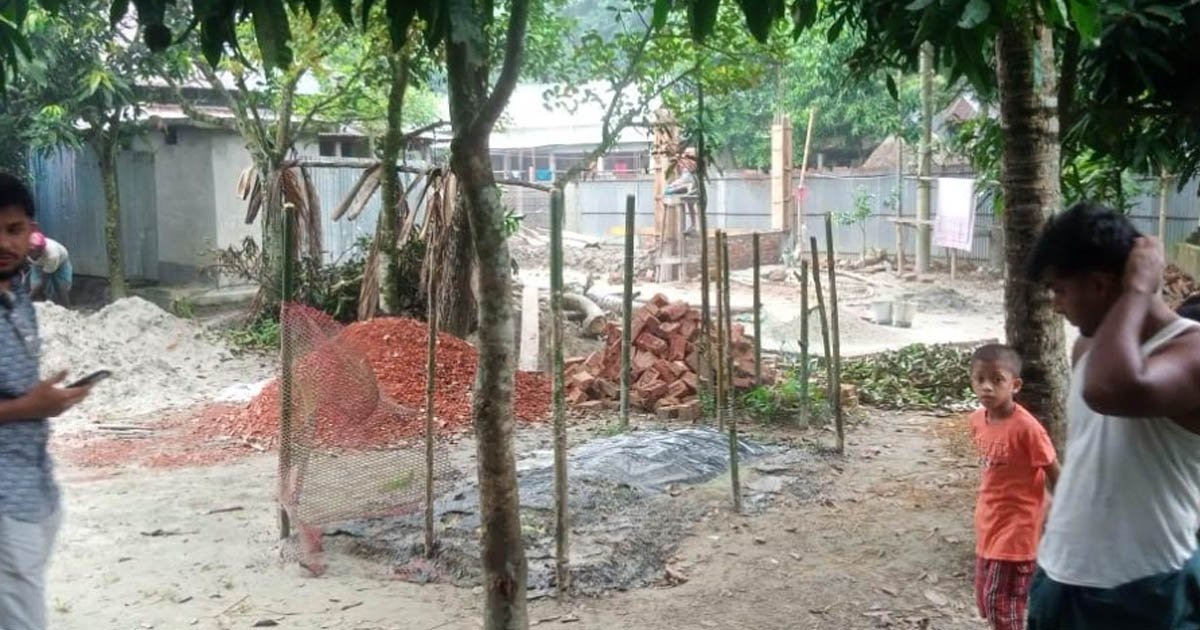 নান্দাইলে মৃত ব্যক্তির কবর ঘিরে আগুন, ক্ষুব্ধ এলাকাবাসী