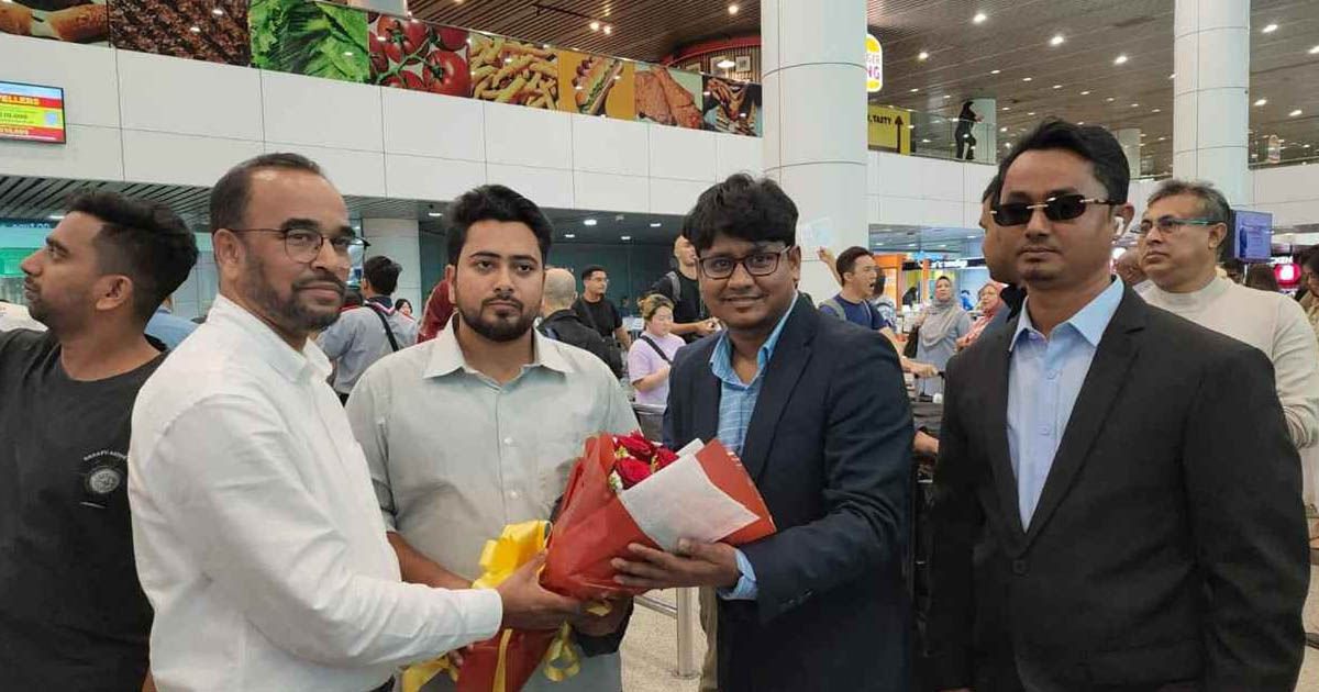 মালয়েশিয়ায় পৌঁছেছেন এনসিপি আহ্বায়ক নাহিদ