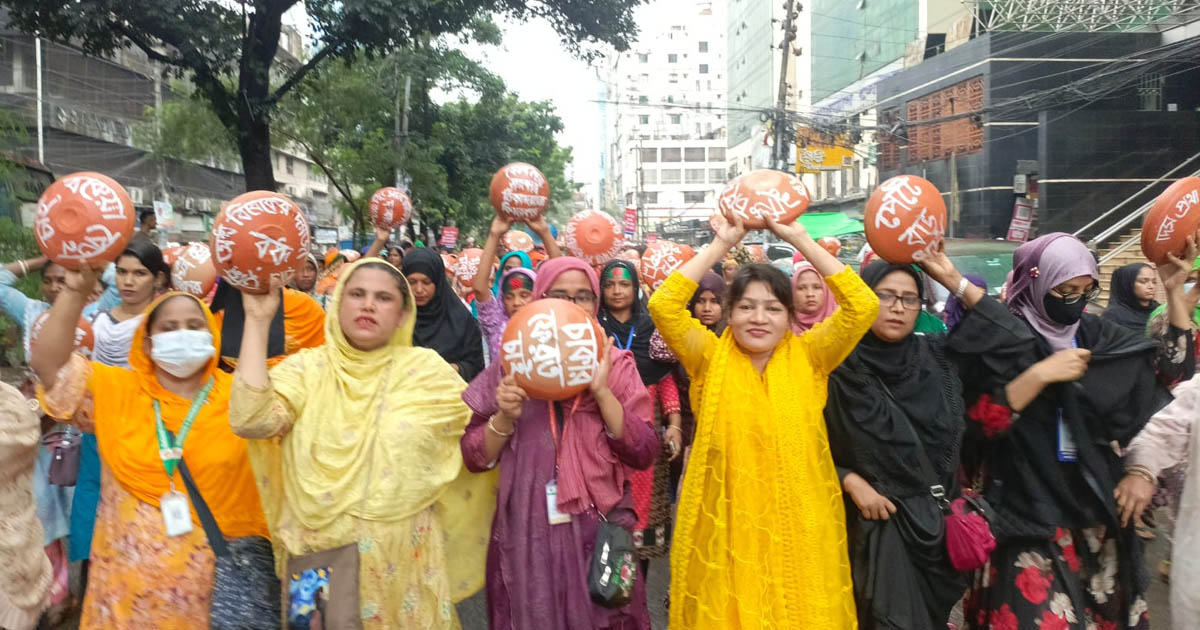 টানা ১৮ দিন অবস্থান কর্মসূচিতে আউটসোর্সিং কর্মীরা