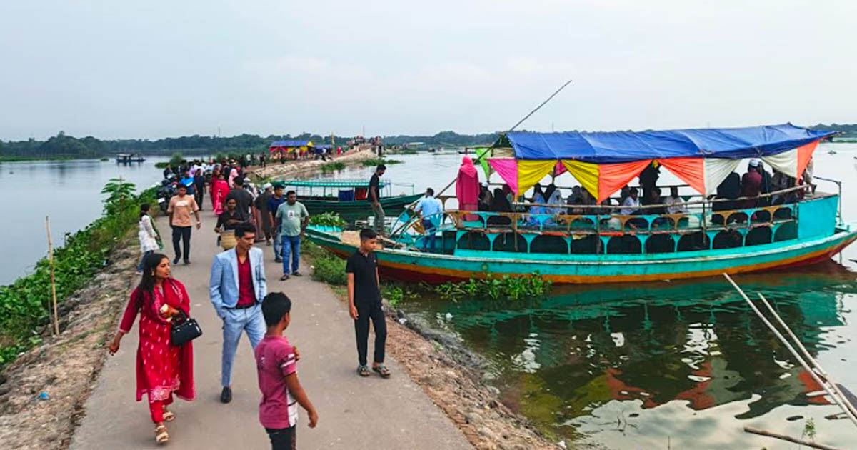 পর্যটকদের ভিড়ে আলোচনায় খাতিয়া ব্রিজ, নেই পর্যাপ্ত অবকাঠামো