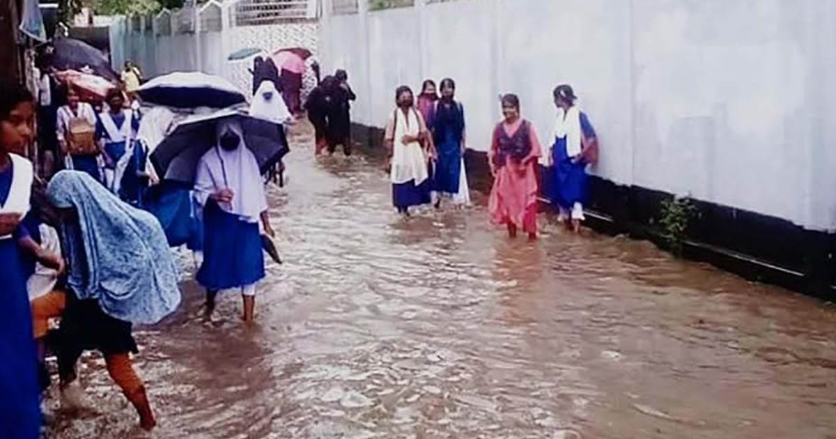 সাঘাটা বাজারে সামান্য বৃষ্টিতেই হাঁটুপানি, নেই সংস্কার ও পানি নিষ্কাশন ব্যবস্থা