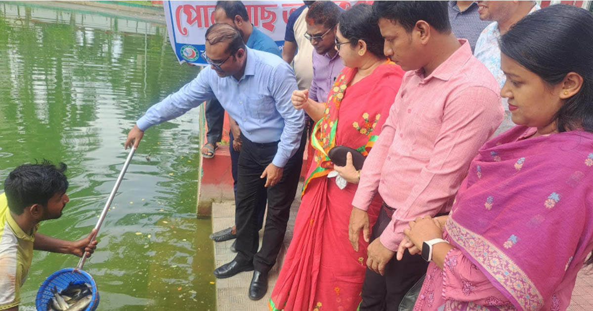 শরীয়তপুর জেলা পরিষদের অভ্যন্তরীণ পুকুরে দেশীয় প্রজাতির পোনা মাছ অবমুক্ত