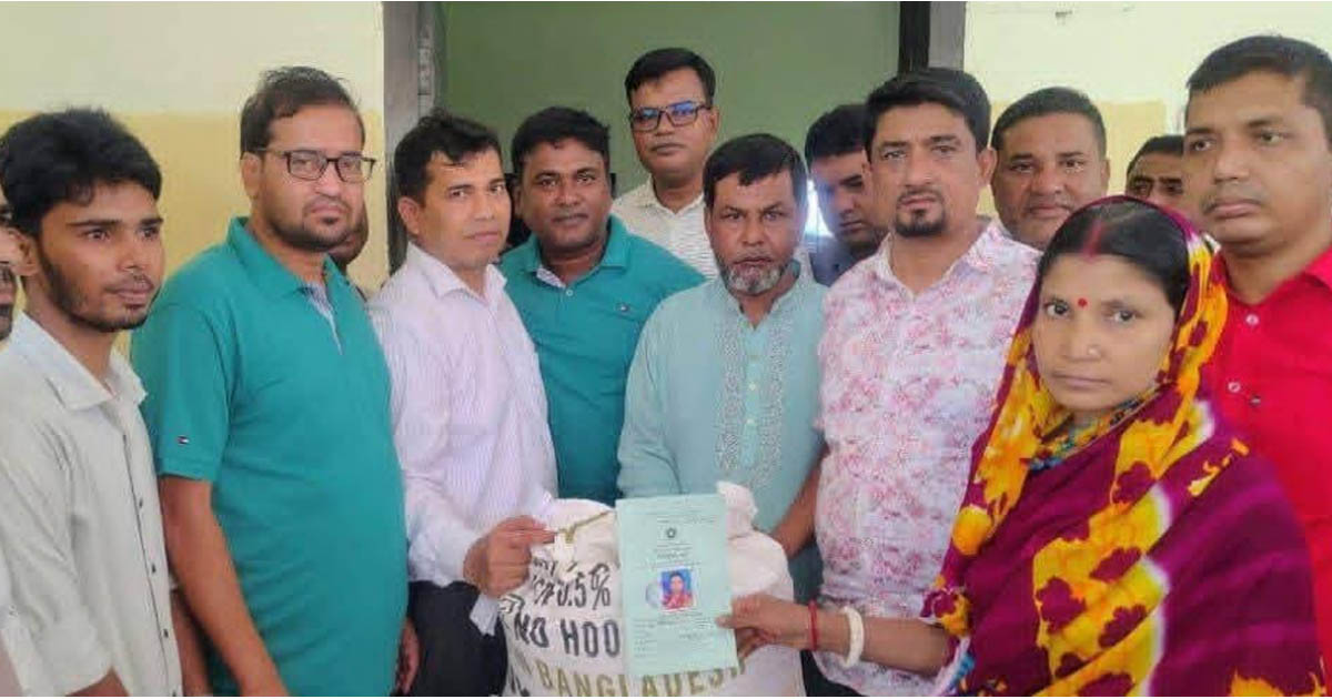 শিবগঞ্জে ভিডব্লিউবি কর্মসূচির চাল বিতরণ