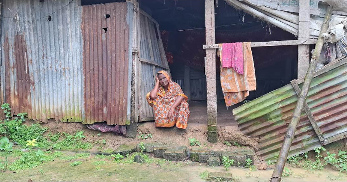বৃষ্টি হলেই গড়িয়ে পড়ে পানি, কষ্টই নিত্যসঙ্গী বৃদ্ধা ফজিলা বেগমের