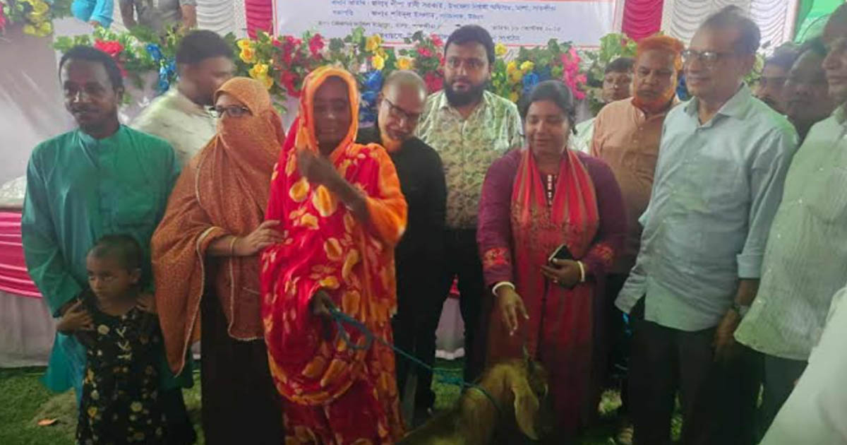 তালায় ছাগল, হাঁস-মুরগি ও ব্যবসার উপকরণ বিতরণ