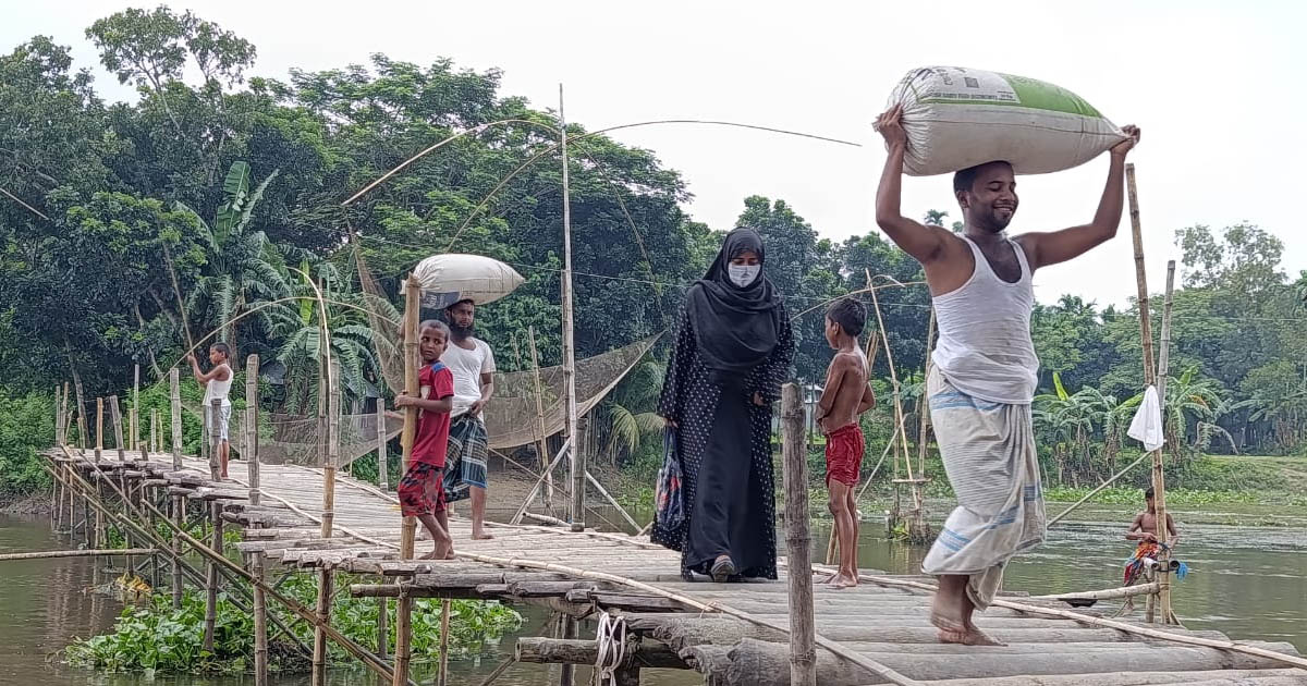 ২০ গ্রামের মানুষের একমাত্র ভরসা নড়বড়ে বাঁশের সাঁকো