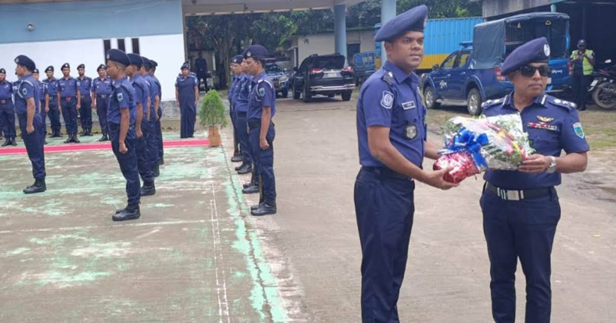 তাড়াশ থানা পরিদর্শন করলেন সিরাজগঞ্জের পুলিশ সুপার