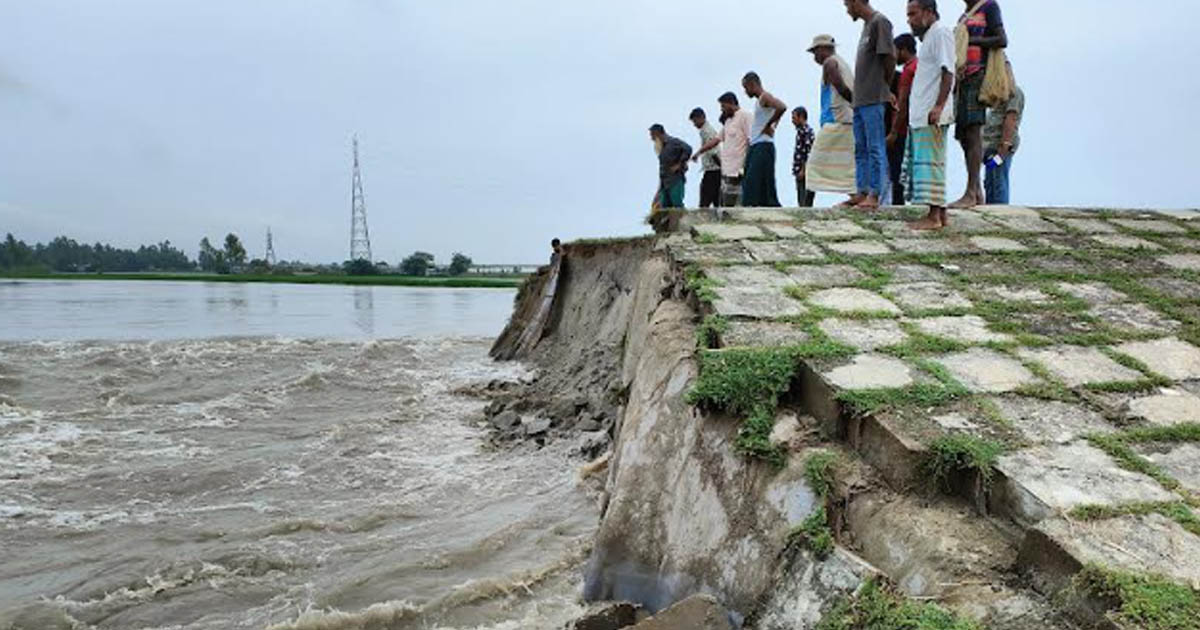 দ্বিতীয় তিস্তা সেতু রক্ষা বাঁধ ভেঙে ৬০ মিটার নদীগর্ভে বিলীন