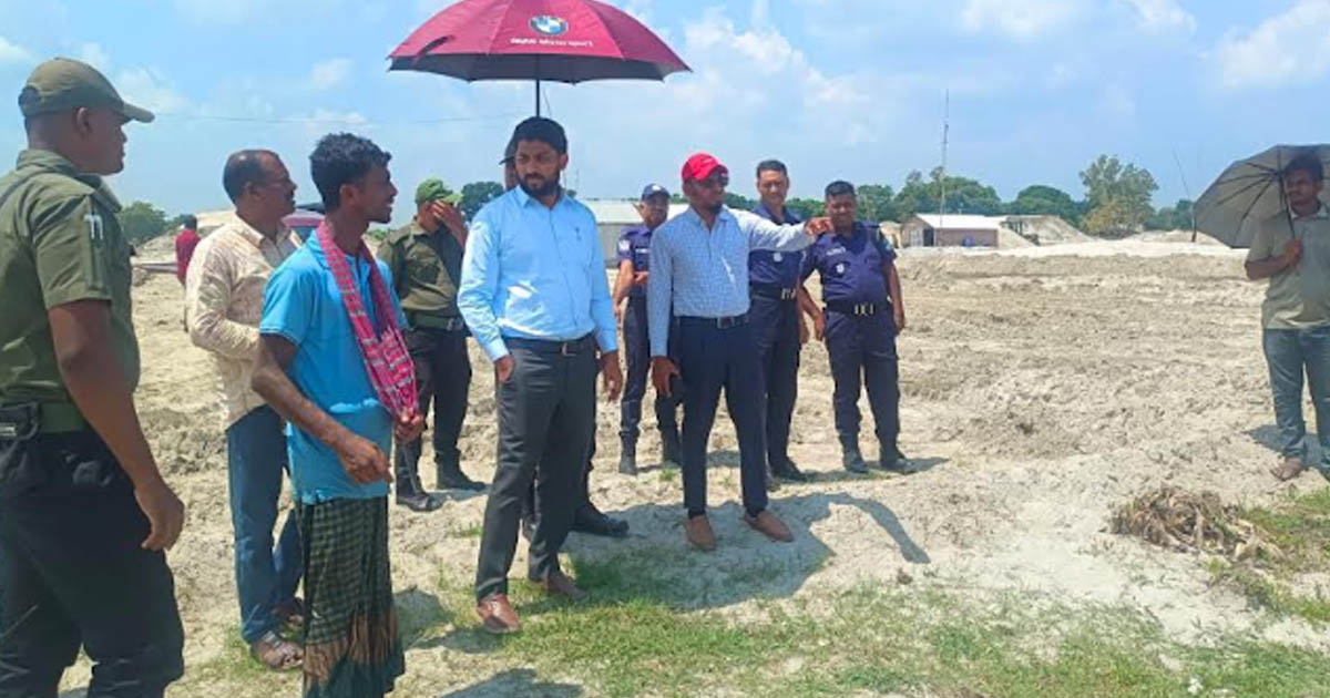 ভেড়ামারায় পদ্মা নদী থেকে অবৈধ বালু উত্তোলন: আটক ২