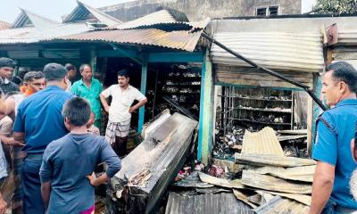 ঈশ্বরগঞ্জে অগ্নিকাণ্ডে দুই দোকান ছাই, ক্ষতি ১৫ লাখ