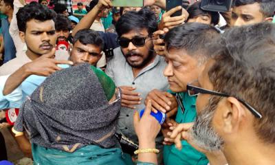 ধানমন্ডি ৩২ নম্বরে কয়েকজনকে হেনস্তা