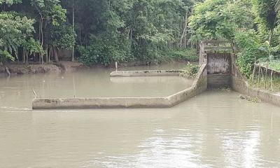 সুইচগেটের পার্শ্ব ভেঙ্গে যাওয়ায় দুই শতাধিক পরিবার আতঙ্কে