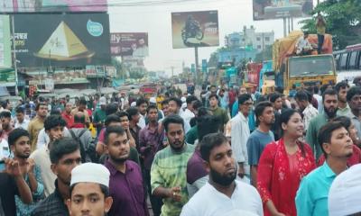এনসিপির সমাবেশে হামলার প্রতিবাদে বরিশালে মহাসড়ক অবরোধ