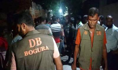 আসামিকে ধরতে গিয়ে পুলিশ সদস্যরা হেনস্তার শিকার