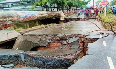 চট্টগ্রামে ভারী বর্ষণে ভেঙে গেল ব্রিজ, জলাবদ্ধতায় ভোগান্তি