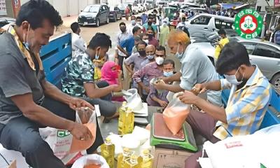 ভ্রাম্যমাণ ট্রাকে বিক্রি হচ্ছে টিসিবির পণ্য