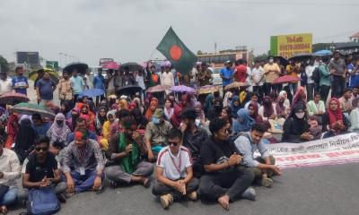 সিরাজগঞ্জের রবীন্দ্র বিশ্ববিদ্যালয় শিক্ষার্থীদের মহাসড়ক অবরোধ