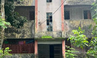 ভেদরগঞ্জে ঝুঁকিপূর্ণ ভবনে সরকারি কর্মকর্তাদের বসবাস, বৃষ্টি হলেই ছাদ চুঁইয়ে পড়ে পানি