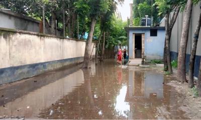 ২০ দিন ধরে পানিবন্দি শতাধিক পরিবার, স্কুলে যাচ্ছে না শিক্ষার্থীরা