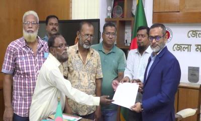 যশোরে ‘জবরদস্তি’ বৈদ্যুতিক লাইন স্থাপন বন্ধে স্মারকলিপি