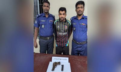 যশোরে শীর্ষ সন্ত্রাসী রয়েল গ্রেপ্তার, বিদেশি পিস্তল উদ্ধার