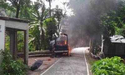 গোপালগঞ্জে পুলিশের গাড়িতে আগুন দিলো নিষিদ্ধ ছাত্রলীগ
